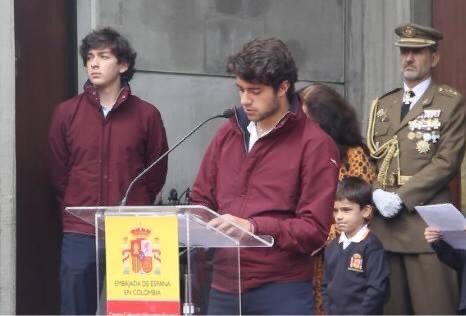 joseantia2000's tweet photo. Ustedes presumiendo sus doctorados y méritos académicos.
Yo fui personero sin prometer piscina. #LogroDeVida https://t.co/H4enTarOie