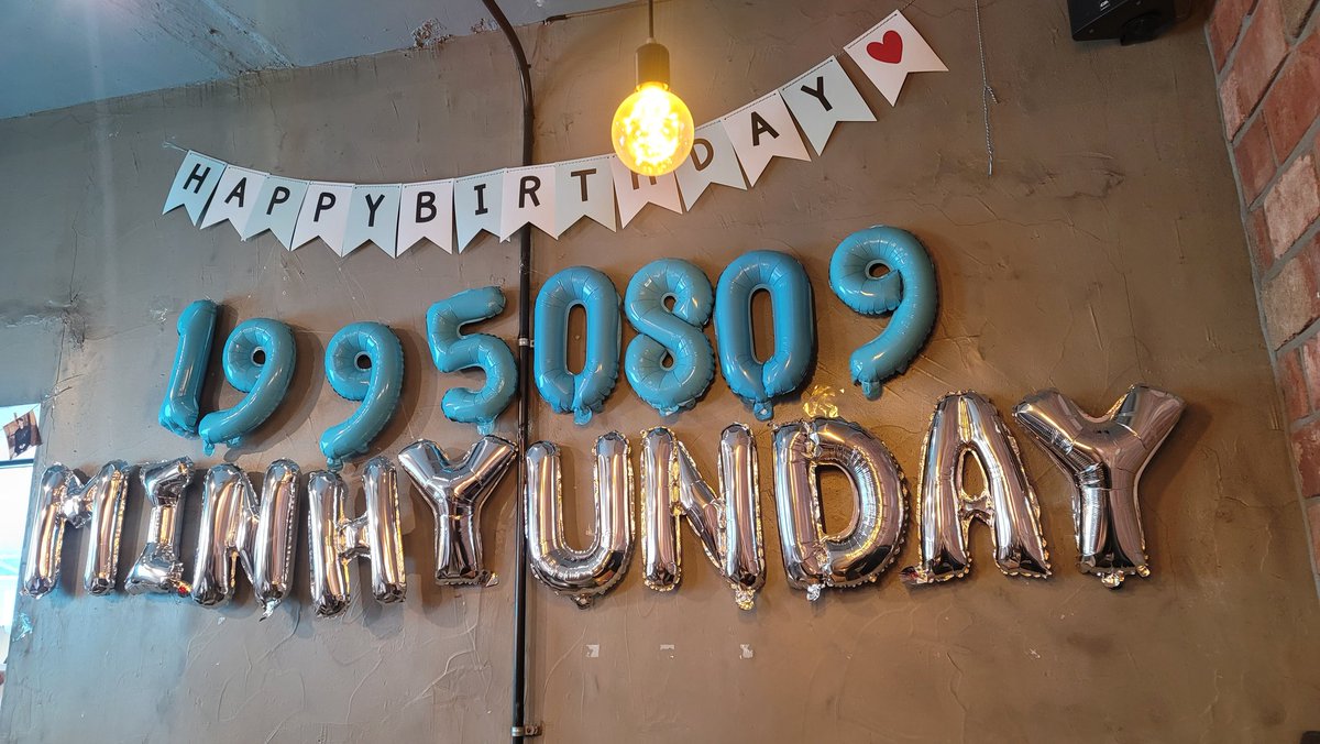 9. 용산 시애틀에소프레소

모처럼 맑아서 하늘도 민현이도 청량하게 눈부시던 민현데이날!
선착인 틴케이스도 무사히 겟하고 반가운 얼굴들 많이 봐서 즐거웠는데 이런 자리 마련해 주신 <a href="/nuesthmhevent/">뉴이스트 황민현 이벤트팀</a> 감사합니다!
틴케이스도 예뻐서 만족😍

#2021_HBD_MINHYUNING
#27번째_해피벌쓰데이_민현잉