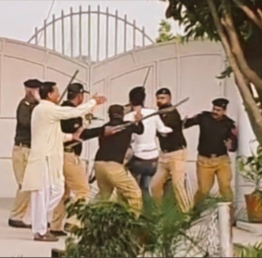 PMSUP_Official's tweet photo. He is medical student of Mohiuddin Islamic Medical College (MIMC) Mirpur Azad Kashmir.
Inhumane torture &amp; baton charge by Police on future doctors.They demanding refund of 50k trip fee or either arrange trip.
Students are on hunger strike against this injustice.
#HungerStrikeMIMC https://t.co/GA87uZ5Oik