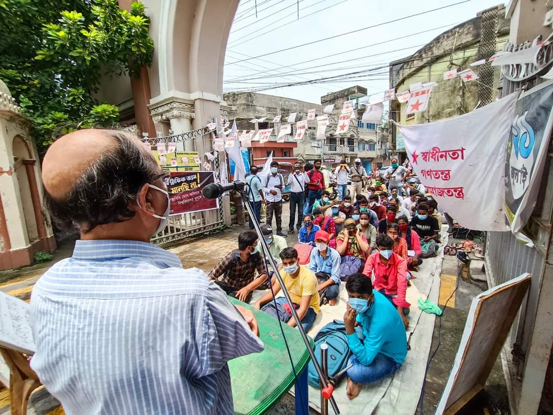 KanjilalSupti10's tweet photo. #ReopenCampus
#NoToDigitalDivide
*পান শালা খুলে দিয়ে*
*সরকারের শীত ঘুম।*
*পাঠশালা খোলার দাবিতে -*
*_রাস্তায় ক্লাসরুম_*
রাজবাটি বর্ধমান বিশ্ববিদ্যালয় চত্বর
#SFI বর্ধমান।
. https://t.co/tLkVm0lbCp