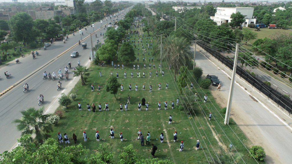 #Pakistan now holds the World Record for planting 52,000 trees in a minute by beating #India (37,000). #Gujranwala #Plant4Pakistan21