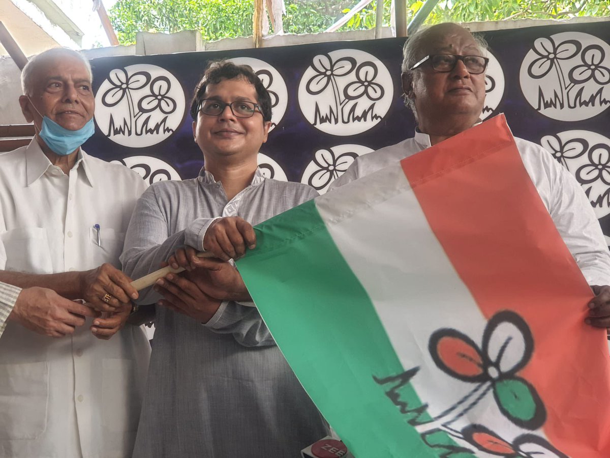 AITCofficial's tweet photo. Inspired by the indomitable spirit of @MamataOfficial, today @SaketGokhale joined the Trinamool family in the presence of @SaugataRoyMP, @YashwantSinha and @derekobrienmp.

We extend a very warm welcome to him! https://t.co/VjKs6bxG7M