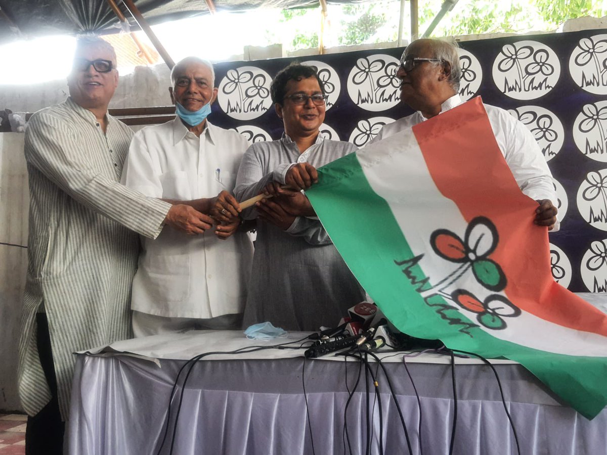 AITCofficial's tweet photo. Inspired by the indomitable spirit of @MamataOfficial, today @SaketGokhale joined the Trinamool family in the presence of @SaugataRoyMP, @YashwantSinha and @derekobrienmp.

We extend a very warm welcome to him! https://t.co/VjKs6bxG7M