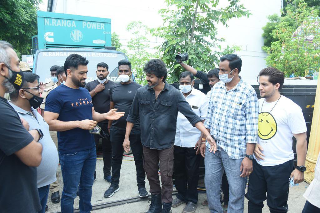 TheRoute's tweet photo. Caption-uh simple aavey veppom! 😉

➡️ Master the blaster ⬅️

@actorvijay sir 
@msdhoni sir 

#ThalapathyAndDhoni #MasterMeetsCaptainCool https://t.co/PDmK8Ki3cB