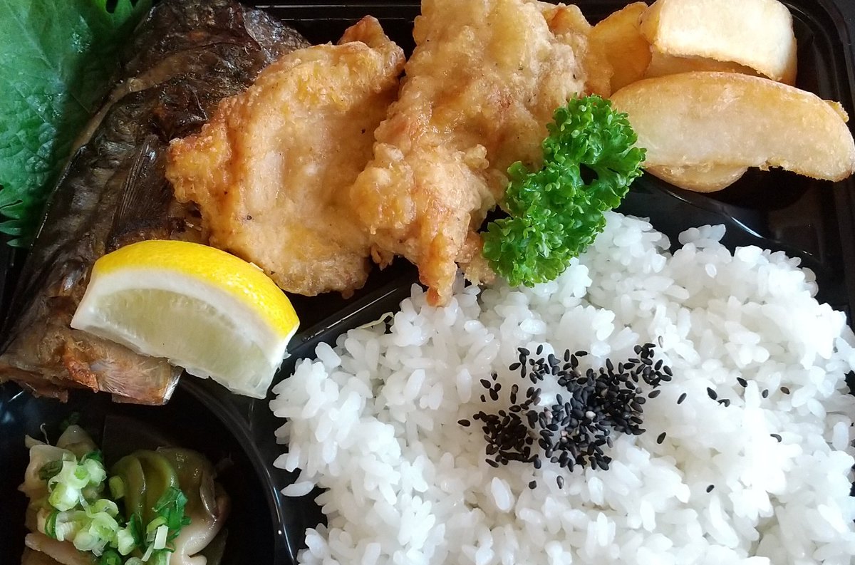 居酒屋 やまびこ On Twitter ランチでも人気のサバ焼きと鶏唐揚げがセットになったやまびこ弁当 お昼や忙しい時の夜ご飯にいかがでしょうか ご注文は電話又は店頭で承ります テイクアウト 居酒屋お弁当