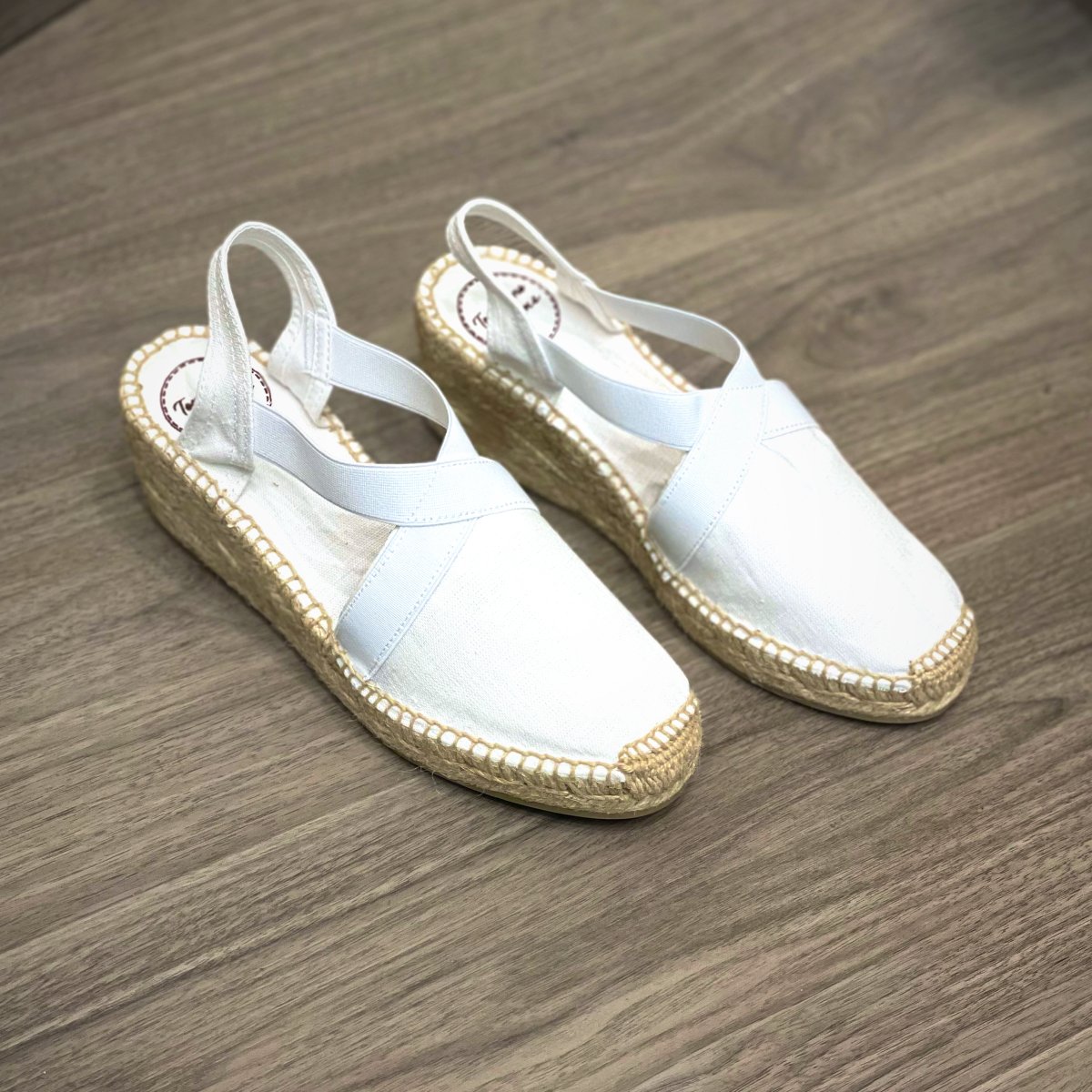 AlPargataUris's tweet photo. A pair of white espadrille is a must that will match everything.🤍
•Ter Espadrille 
♡
In a hurry? Click the photo and shop online with our fast same delivery service 🚚🛍

♡ 
Buy or check the price by tapping on the shoe. More info? click in our Bio @alpargatauris.com 👈 https://t.co/jBd4617Abe