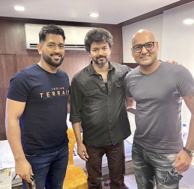 jilla_sam's tweet photo. Pic of the Day ❤️ Thala @msdhoni Thalapathy @actorvijay ❤️❤️❤️🔥🔥🔥🔥 https://t.co/0AEc63oRh6