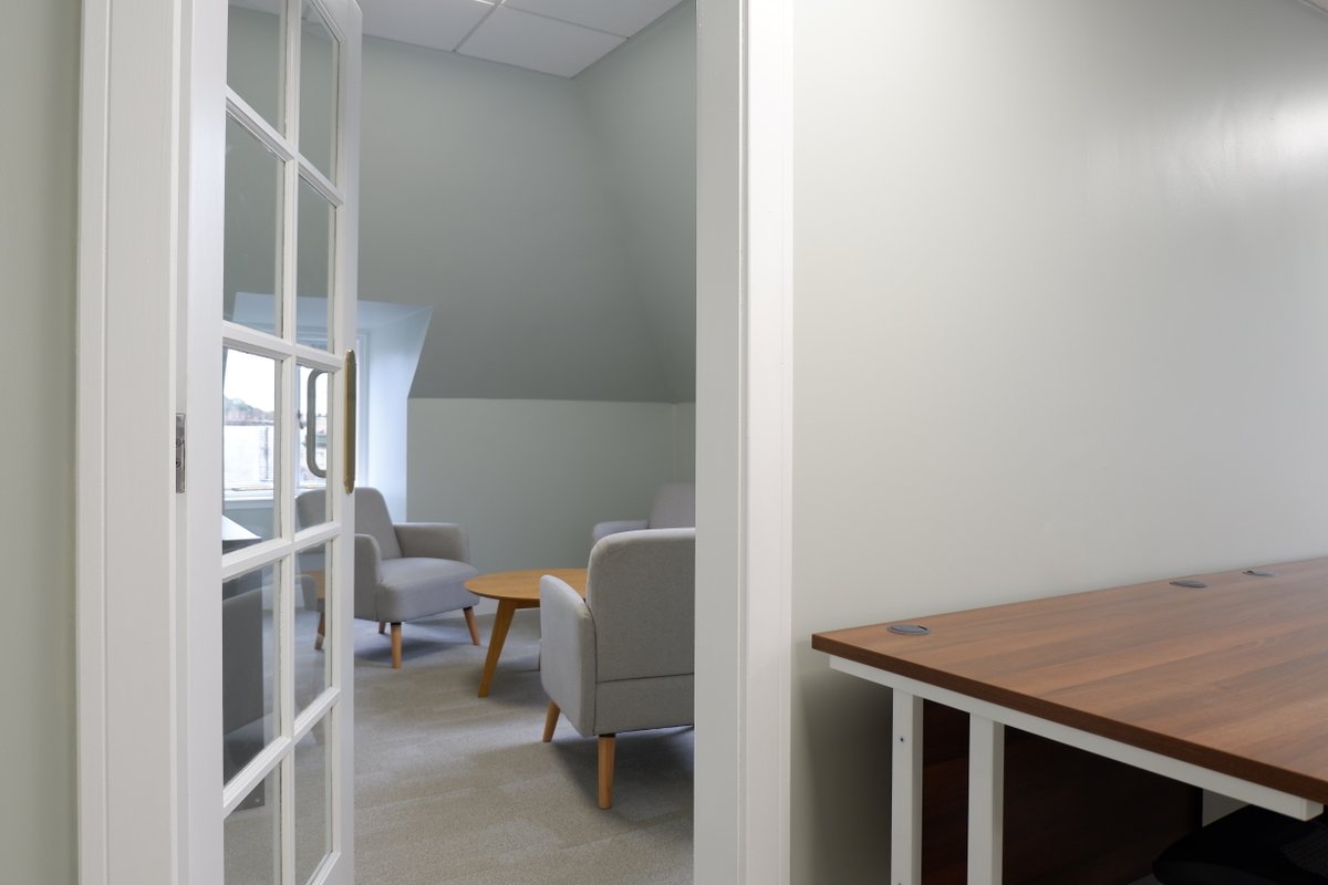 Strathmore_uk's tweet photo. Relaxed breakout spaces help to provide flexibility within the office, creating a natural environment for team catch ups and collaborative work. 

#OfficeSpace #Coworking #Edinburgh https://t.co/9UQUMnIFZF