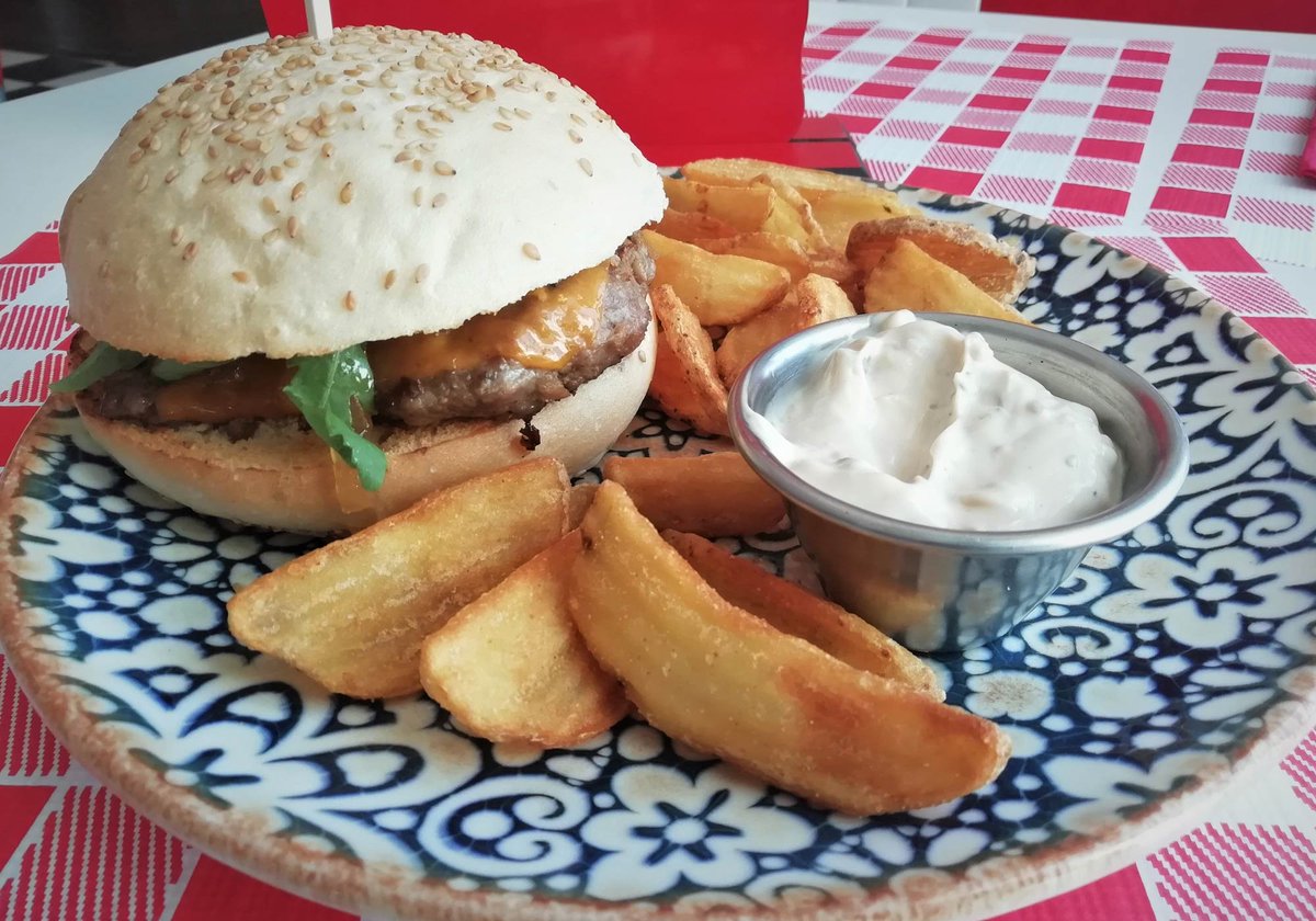 MENÚ DEGUSTACIÓN PARA DOS 19,95€

-  Patatas con queso, bacon y salsa gaucha
- Nachos con pepinillos 
- 2 Hamburguesas estilo New York con patatas 
- Postre a compartir 
- 2 Bebidas 

Sin chequeoferta 32,80€ 

📍   (C. C. El Arcángel)
☎  957 098 387 

Muestra tu #chequeoferta