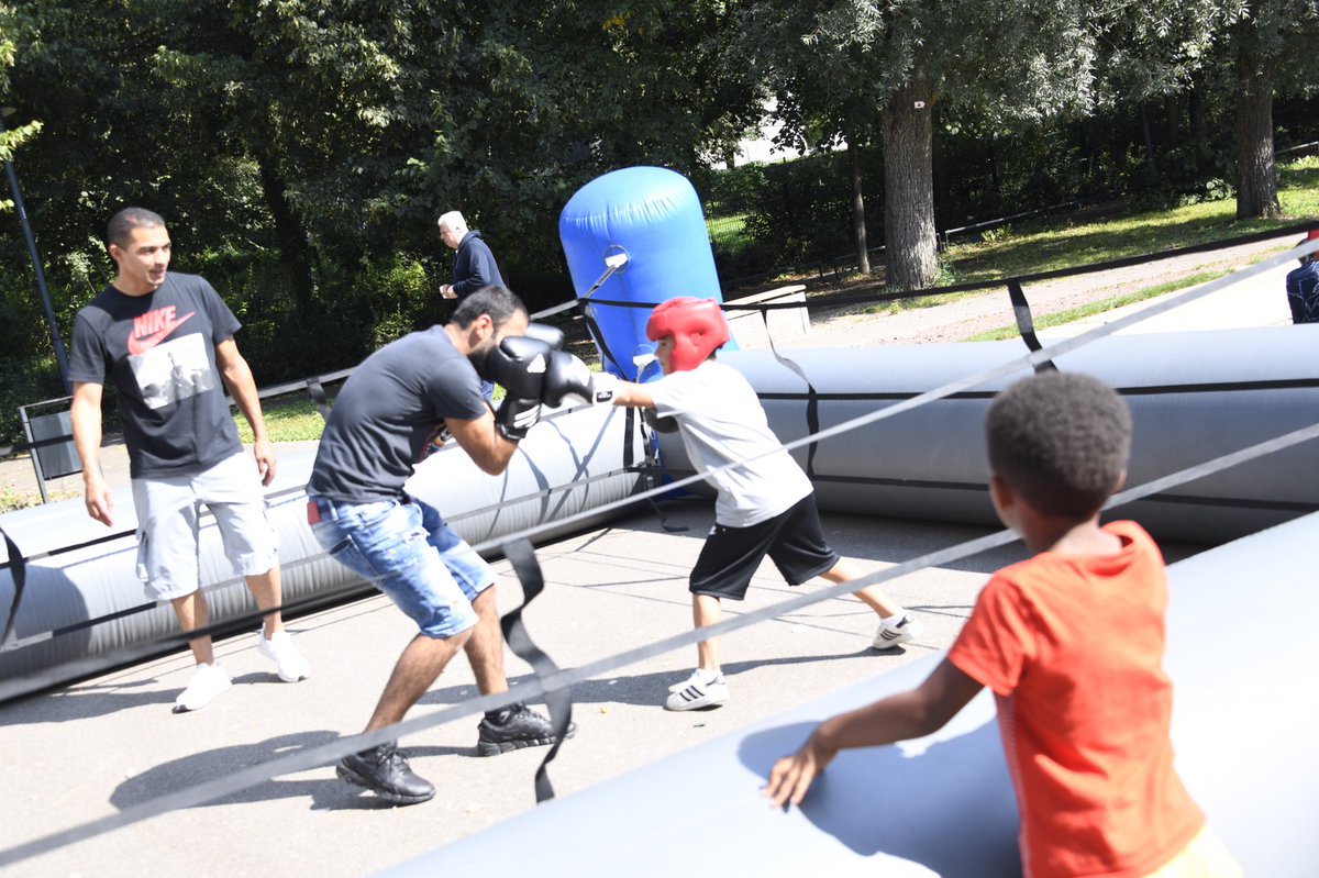 mulhouse's tweet photo. #SummerEstival | Aux Coteaux, avec le #VillageOlympique, petits et grands Mulhousiens profitent de l'été pour s'essayer à différents sports, encadrés par les clubs de la Ville de #Mulhouse, chaque mardi et jeudi devant l'Espace Matisse de l'#AFSCO !👟😎👌 #CitéEducativeMulhouse https://t.co/HT4NjVVt1v