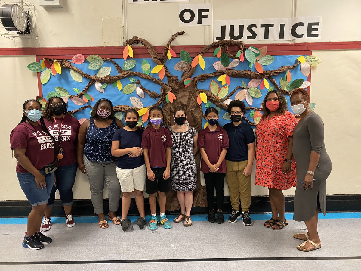 FNS314's tweet photo. Dr. Maslow from D12 came by to see the kids representing the Tree of Justice. #ps314 #D12 #FNS @D12SupRosado @DOEChancellor @maslowvj @UFT https://t.co/DtEN71dc7b