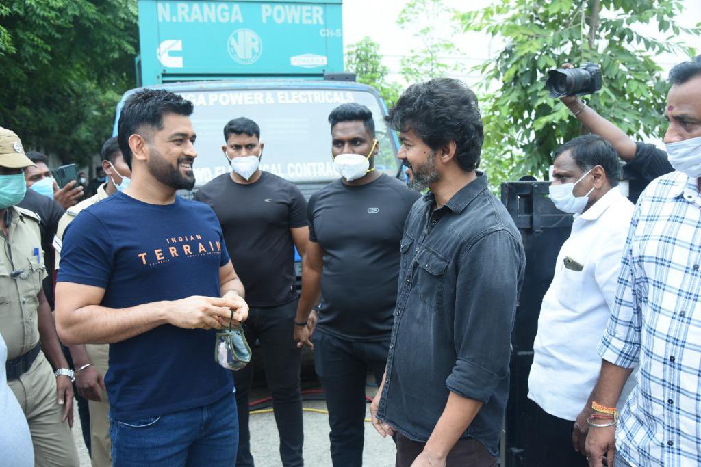 behindwoods's tweet photo. Men with the plan right here 🔥😍
@actorvijay  @msdhoni 

#MSDhoni #ThalapathyVijay https://t.co/lZYbBQwG4q