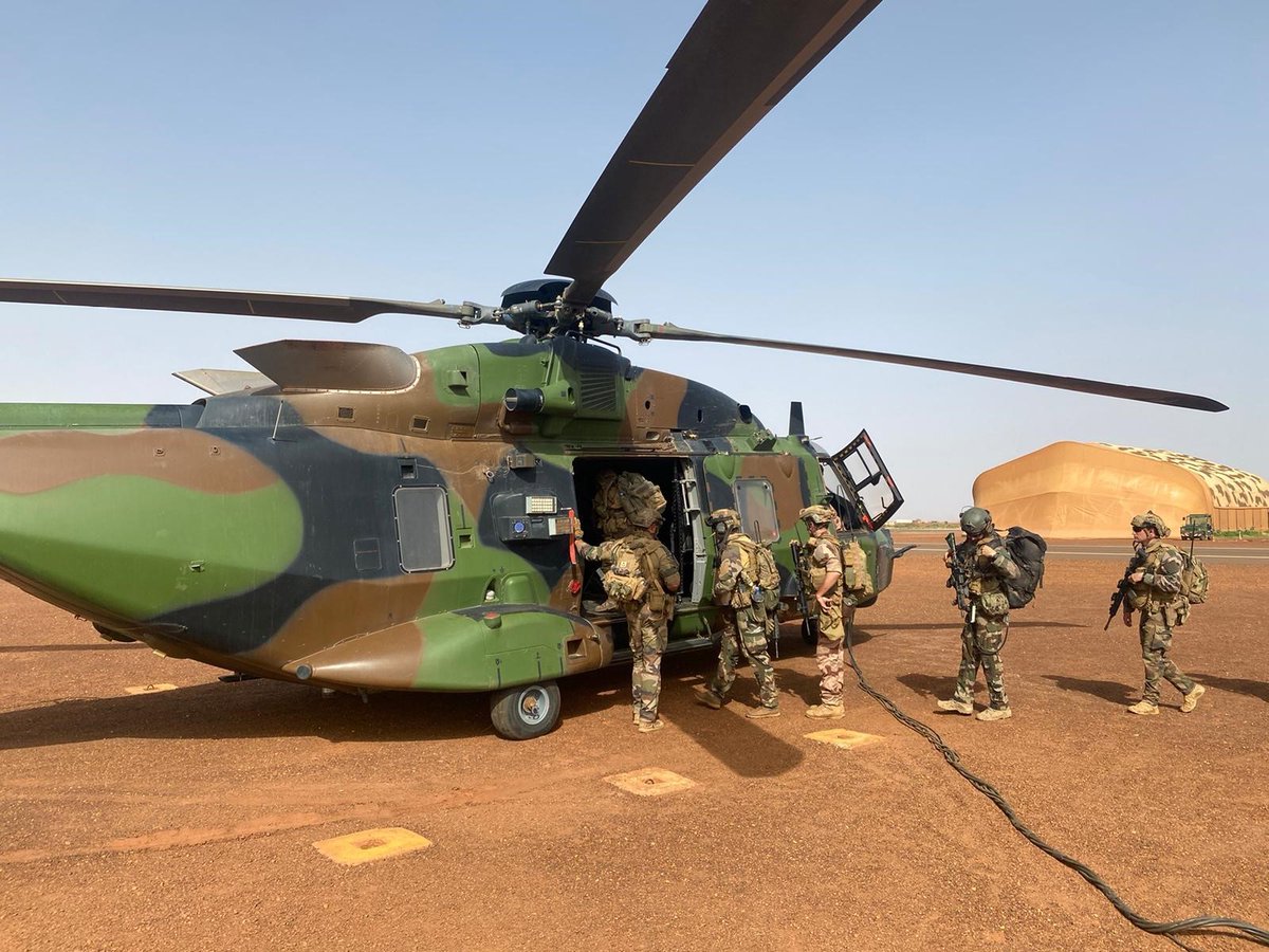 top_force's tweet photo. La plaisir de prendre les transports en commun. #Barkhane #GroupementCommandos #NH90 #Caïman https://t.co/VOQKKbCMxh