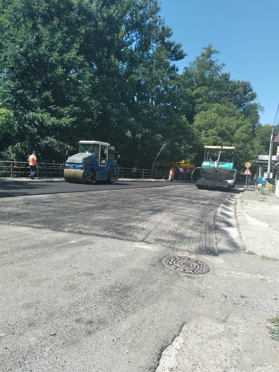 StudenicaOnline's tweet photo. Пресвлачење асфалтом дела пута од центра Ушћа до насеља Рудник...
#studenica #kraljevo #ušće https://t.co/7wgyU4vTU6