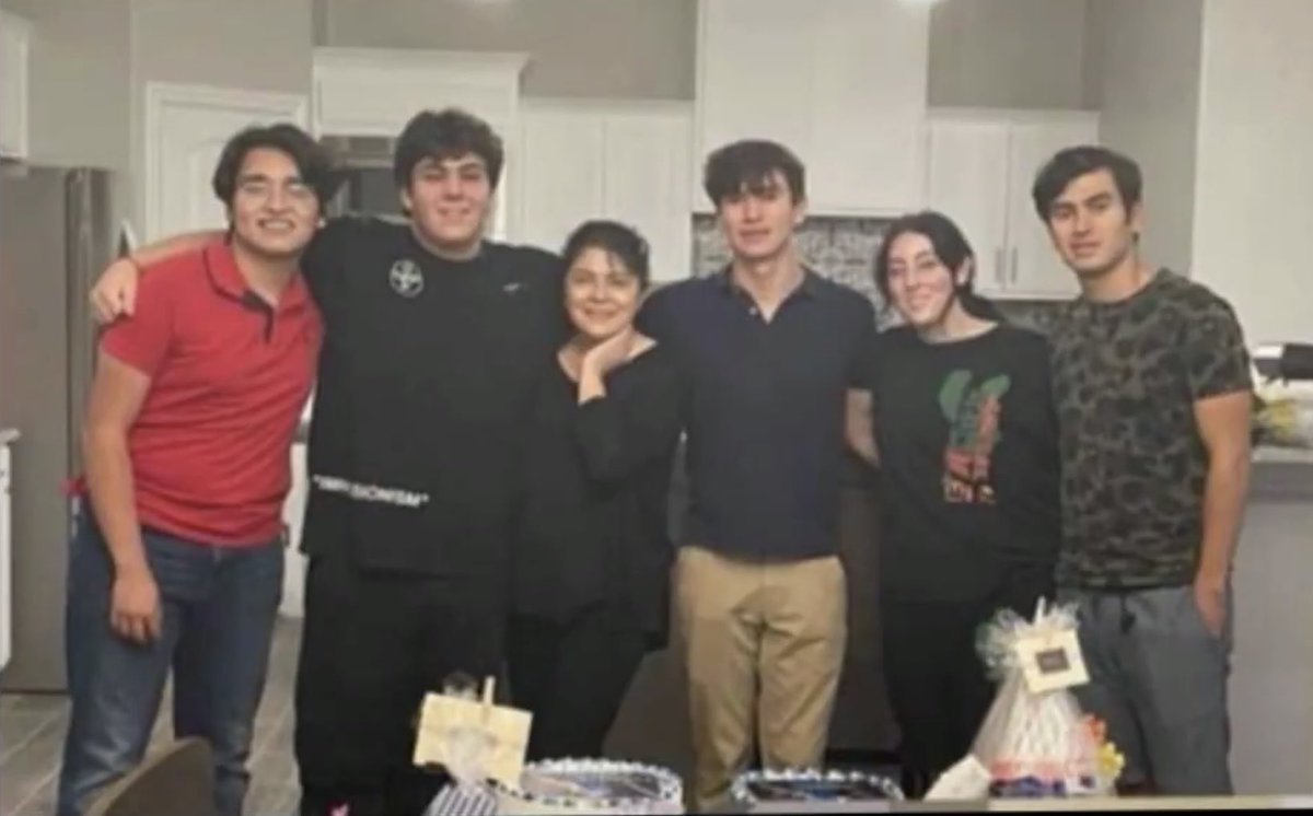 VickyQueenPR's tweet photo. ¡Feliz cumpleaños Pollos hermosos!#HappyBDay Felices 17🎊🎉🥳❤️🥳🎉🎊
.
.
#Felices17 #victoriaruffo #LaCasitaDeLu @anuarlx5 @VickyRuffoWeb @vickyfa53 @victoriaruffo31 https://t.co/IvBT5BVGWf