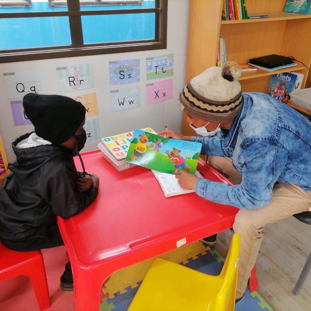 help2read's tweet image. One-on-one reading support on the Help2read Literacy Tutor Programme.

To donate - help2read.org/donate

#EarlyLiteracy #LiteracyChangesLives #help2read #NGOsouthafrica #readersbecomeleaders #read #education #volunteer #togetherwecan #SouthAfrica