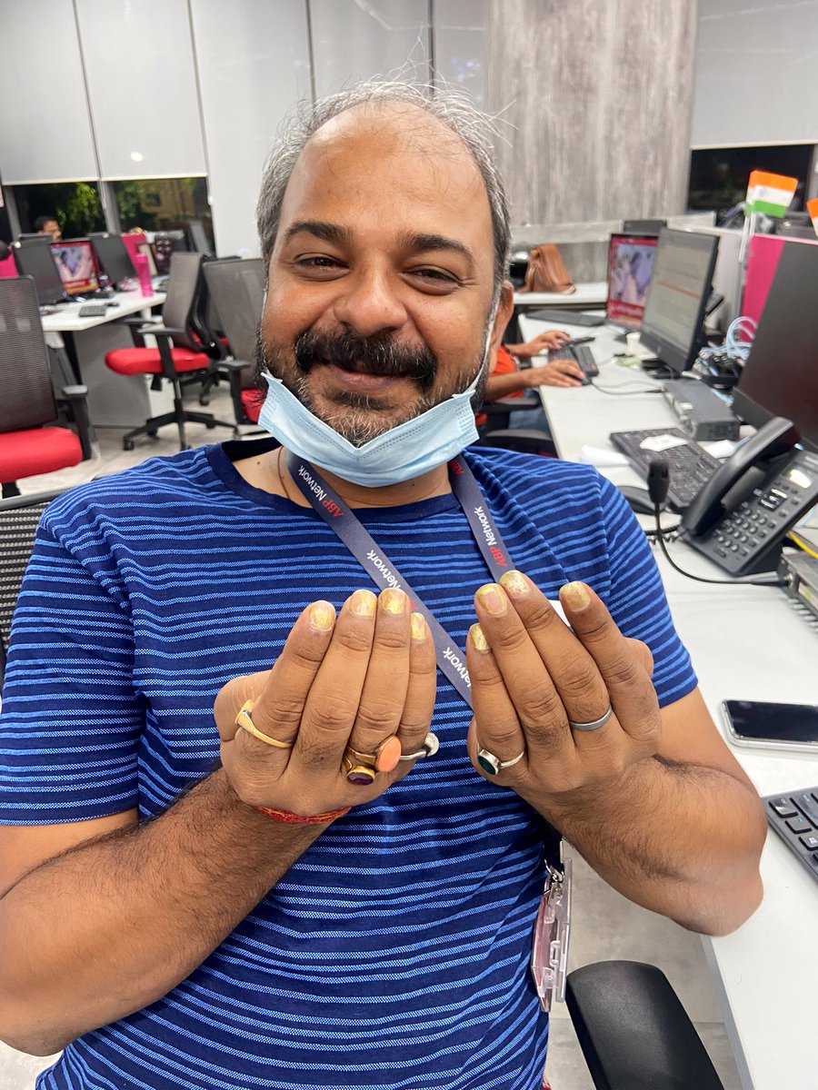 RubikaLiyaquat's tweet photo. मेरा ये दोस्त मर्दों का मर्द है… keyboard पर चलती हुई उँगलियों पर मेरी नज़र पड़ी- पूछा,आपने Nail paint लगाया है? तो मुस्कुरा कर फ़ख़्र से कहा मैंने नहीं मेरी बेटी ईश्वरी ने लगाई है… बात बहुत गहरी है..अनुराग तुम जैसा हर पिता सोचने लगे तो बेटियाँ राज करेंगी.. @anuragashk 💪 https://t.co/K2F74aDNOO
