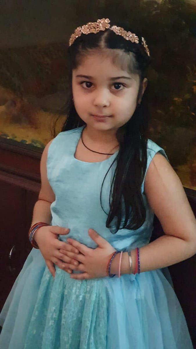 RubikaLiyaquat's tweet photo. मेरा ये दोस्त मर्दों का मर्द है… keyboard पर चलती हुई उँगलियों पर मेरी नज़र पड़ी- पूछा,आपने Nail paint लगाया है? तो मुस्कुरा कर फ़ख़्र से कहा मैंने नहीं मेरी बेटी ईश्वरी ने लगाई है… बात बहुत गहरी है..अनुराग तुम जैसा हर पिता सोचने लगे तो बेटियाँ राज करेंगी.. @anuragashk 💪 https://t.co/K2F74aDNOO