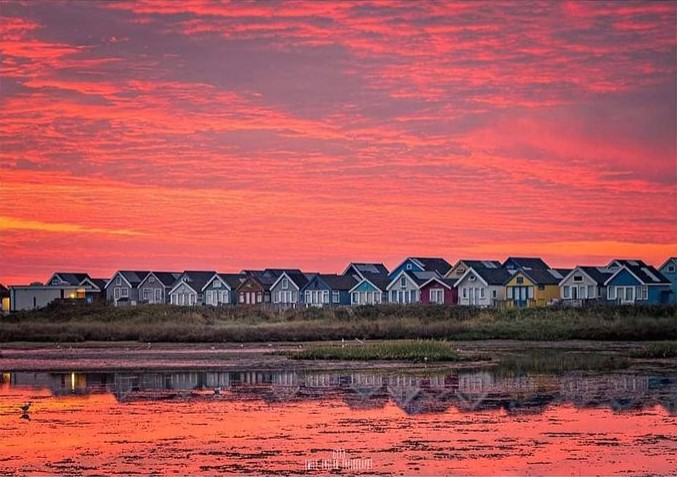 iea_bcp's tweet photo. 📷IEA photo of the Week📷⠀

Wow - the sky is on fire 😮

This sunrise is sensational 🌅 Beautifully captured by local photographer @emily_endean_photography (IG) showing the stunning Mudeford spit.

#IEA #OWBTS #studybmth #christchurch #mudeford #sunrise @LoveXchurch https://t.co/xjzjBIBnF8
