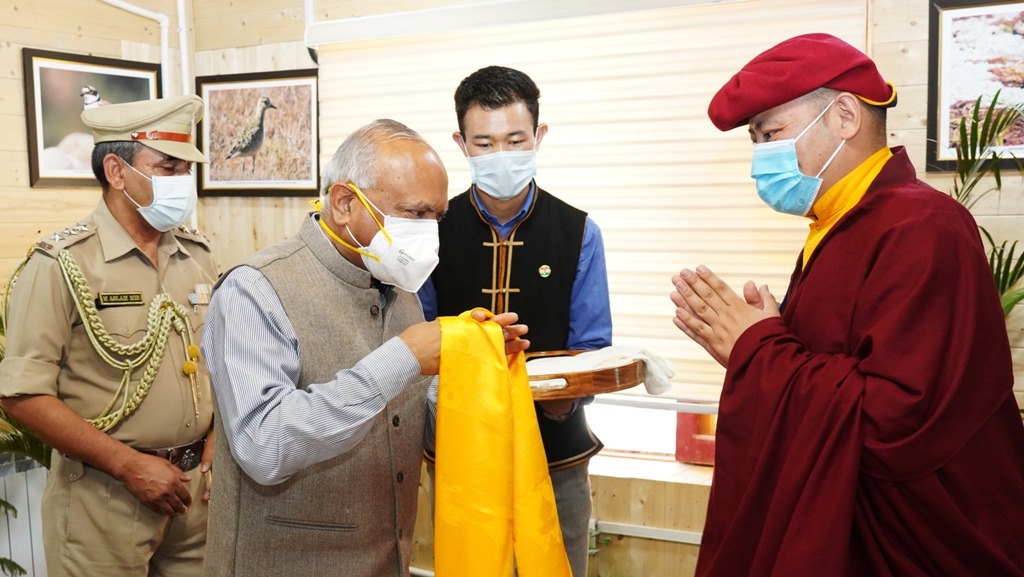 lg_ladakh's tweet photo. Lt. Gov @R_K_Mathur met His Eminence Thuksay Rinpoche at Raj Niwas today. 

His Eminence extended his invitation to the Hon’ble Lt. Governor to attend the joint Convocation Ceremony of the Class of 2020 &amp; 2021 this month as the Chief Guest of the event. https://t.co/XN6SRxZaLz