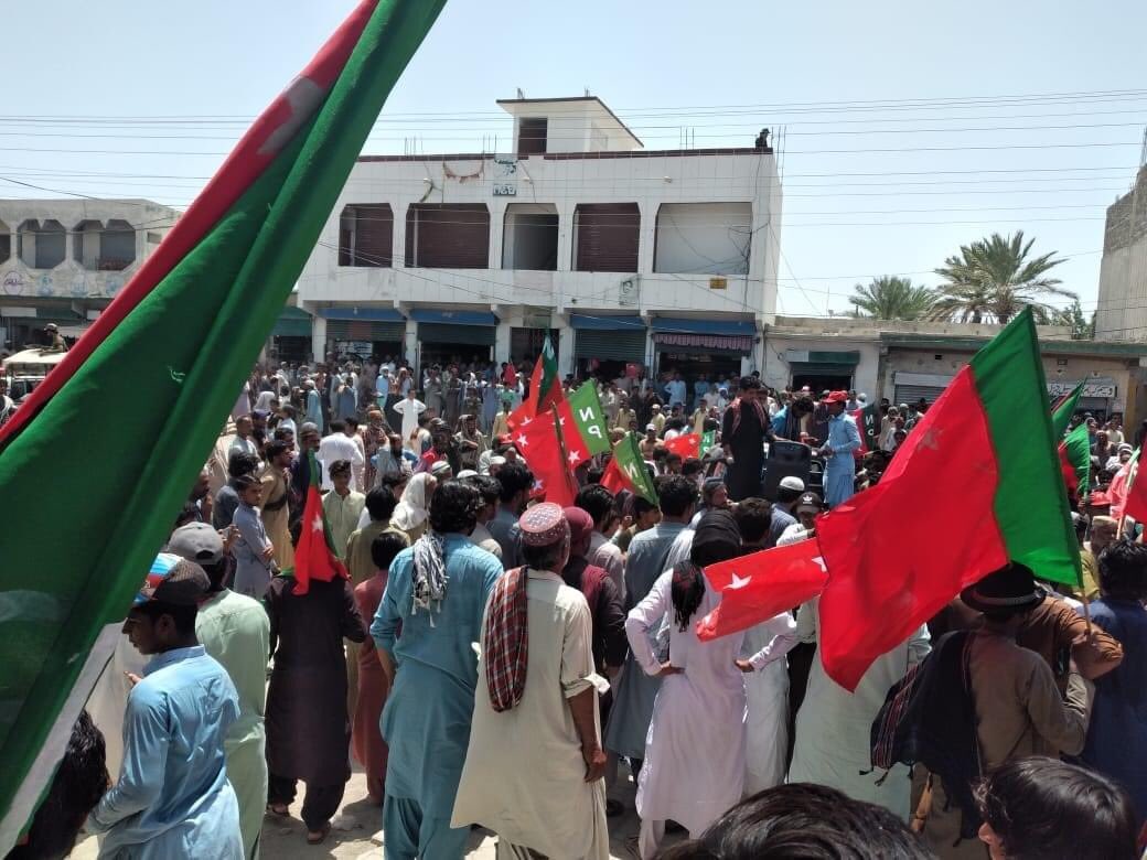 آج نیشنل پارٹی آواران کی طرف سے پارٹی کے مرکزی ڈپٹی جنرل سیکریٹری چیئرمین خیرجان بلوچ کی سربراہی میں آواران کو درپیش سیاسی جبراور انتظامی زبوں حالی نیز آواران کو درپیش بنیادی مسائل اوربنیادی ضروریات و سہولیات کی عدم دستیابی کے خلاف ایک عظیم الشان ریلی نکالی گئ.