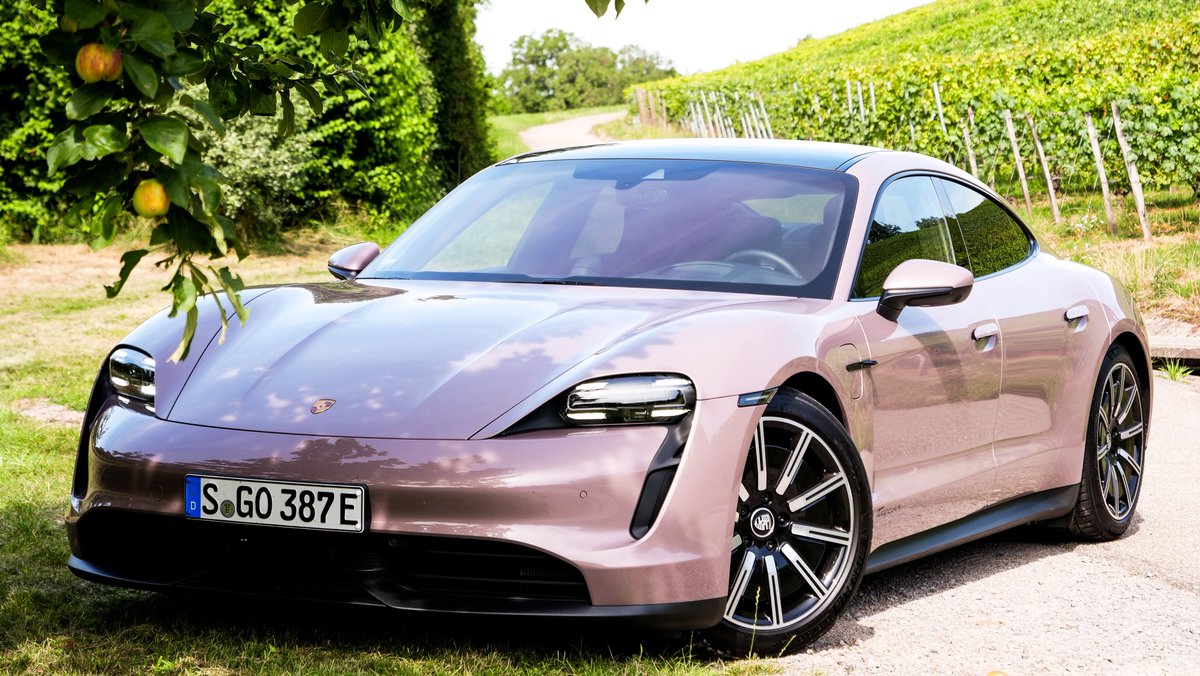 frankfeil's tweet photo. Heute darf ich übrigens den Prototyp von #Porsche #SoundtrackMyLife testen. Dabei komponiert ein Algorithmus beim #Taycan in Echtzeit Musik passend zur Fahrsituation. Braucht man das? Nein. Ist es geil? Ja 😎
Ausführlich 👉 https://t.co/xDnzo8u1rW https://t.co/IrPHKgyPPS