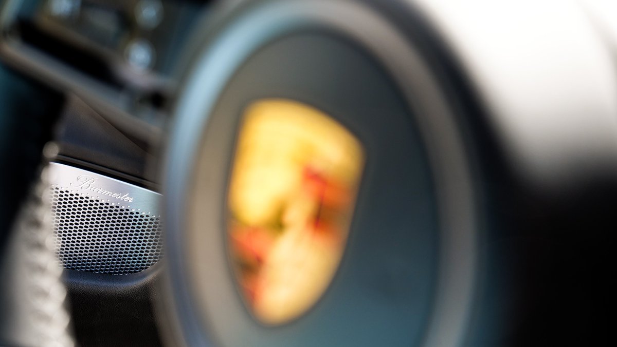 frankfeil's tweet photo. Heute darf ich übrigens den Prototyp von #Porsche #SoundtrackMyLife testen. Dabei komponiert ein Algorithmus beim #Taycan in Echtzeit Musik passend zur Fahrsituation. Braucht man das? Nein. Ist es geil? Ja 😎
Ausführlich 👉 https://t.co/xDnzo8u1rW https://t.co/IrPHKgyPPS