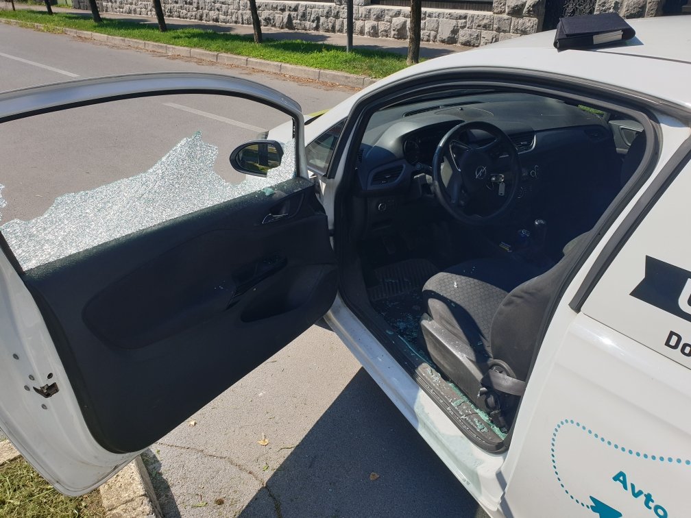 MazzoVanKlein's tweet photo. Ko se sinu zgodi ... med vožnjo mu priletel kamen izpod kosilnice ... 
Naj grem prefukat delavca, vodjo del ali lastnika firme? 🤬🤬
#malomarnost https://t.co/h8OECal1MW