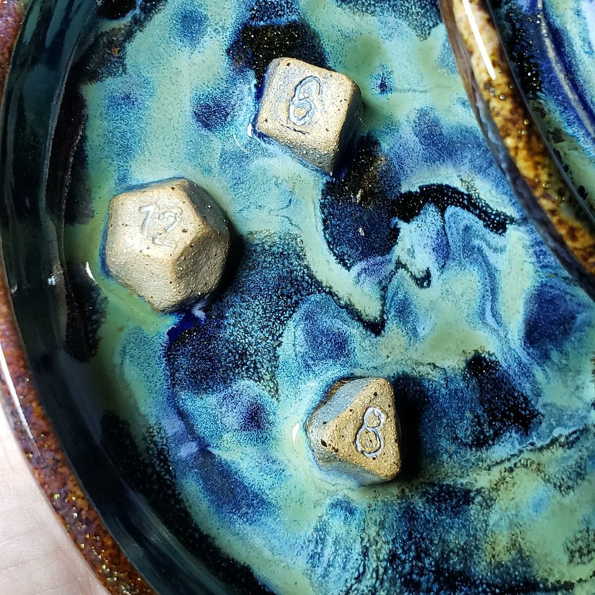 Snugulorf11's tweet photo. I store extra dice in this wading pool/fountain. Here they sit until they are called to battle and decide to betray me 😜🎲
#transformationthursday #ceramics #wadingpool #dice #dnd #dungeonsanddragons #dndart #handmade https://t.co/UPyEBVH3CQ