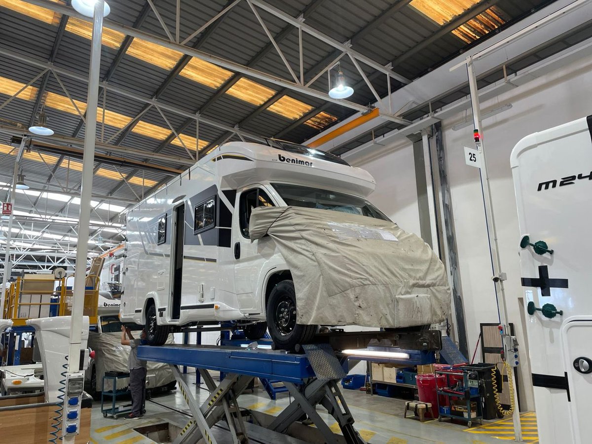 ENCARAVANA's tweet photo. El equipo de @ENCARAVANA ha tenido el placer de conocer de primera mano cómo se fabrican los vehículos #Benimar.

¿Queréis conocer las instalaciones del fabricante español?
https://t.co/Wqjv9zZyGQ https://t.co/OBuPJgTJ6C