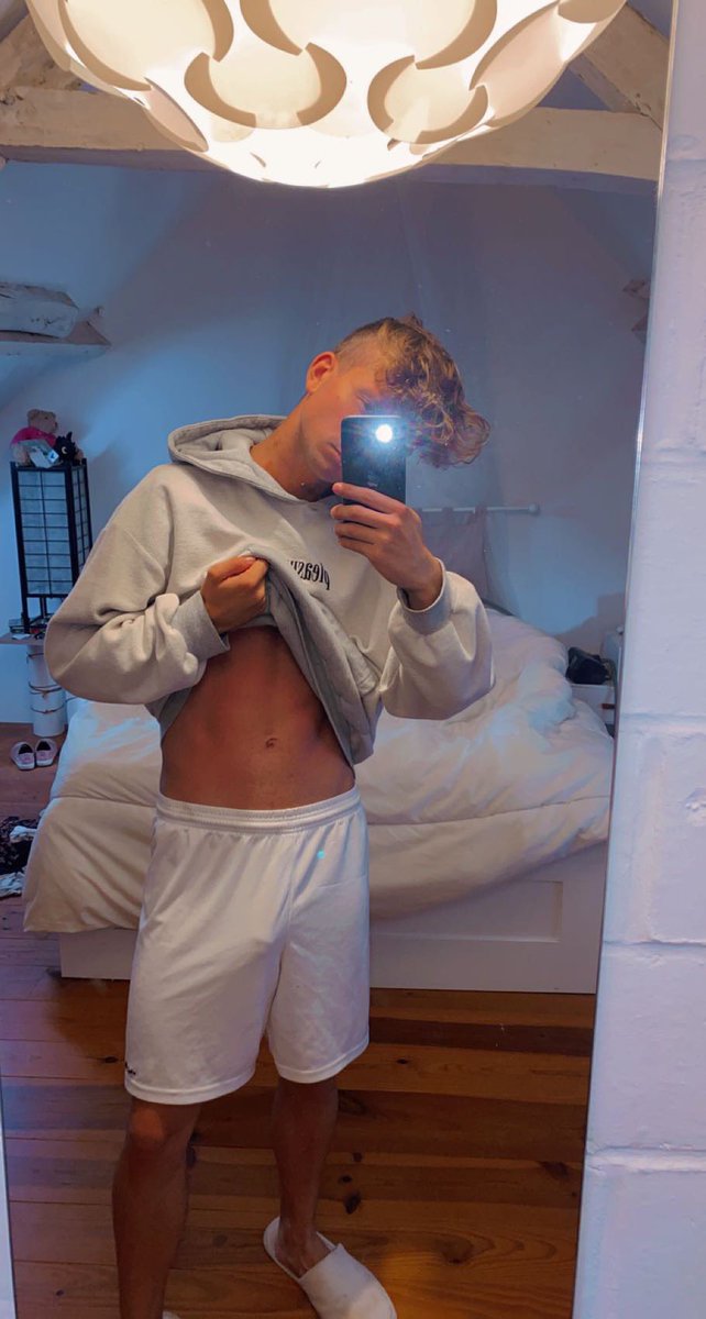 Quoi de prévu aujourd’hui ? 🥰
Perso je me suis bien chauffée 😏,je vous ai fait un belle petite vidéo maison!!💦💦

Bientôt  disponible juste ici 👉🏻👉🏻 french-twinks.com/en/?id=1iq07p1…👈🏻👈🏻🥰