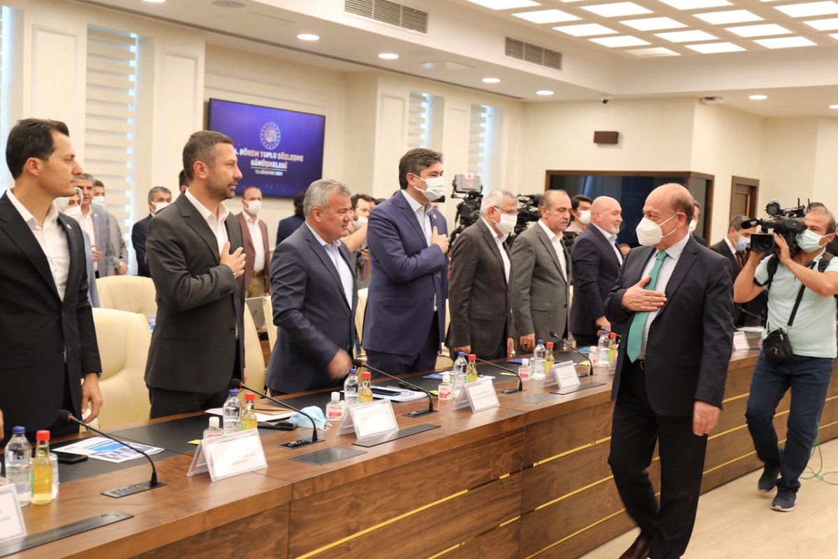 sonertufanoglu's tweet photo. Kamu İşveren Heyeti 6. Dönem Toplu Sözleşme masasına 2022-2023 yıllarını kapsayacak yaklaşık 7 milyon vatandaşımızı doğrudan ilgilendiren zam teklifinin ilkini sundu.
2022 yılı 5+6
2023 yılı 6+6
Piyasa gerçeklerinden uzak bu teklif revize edilerek masaya tekrardan gelinmelidir. https://t.co/r5X7LrAJN8