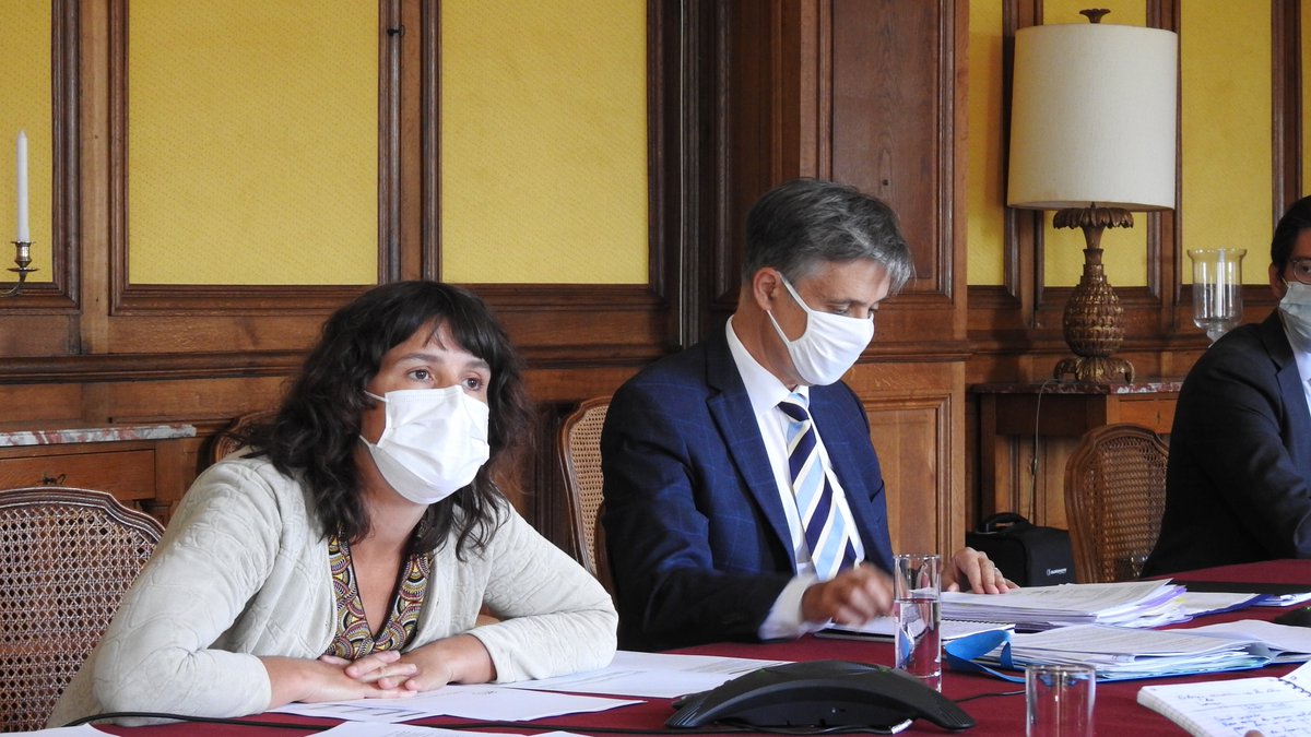 Prefet77's tweet photo. #COVID19

Hélène Marie, directrice de la délégation #ARS77 et le préfet Lionel Beffre ont tenu ce jour une conférence de presse pour faire le point sur la #SituationSanitaire, les opérations de #vaccination et la mise en œuvre des mesures de freinage dans le département. https://t.co/CKACXQXCPp
