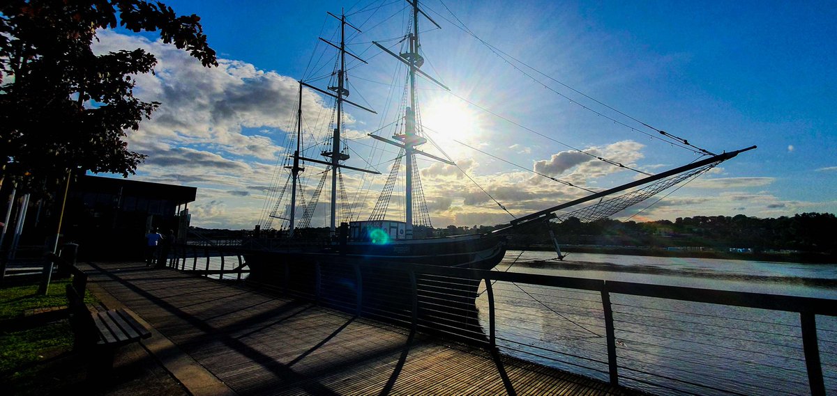 PaulFurlong1079's tweet photo. Glad to see this landmark back after so many months of repair, but when the sun is out, it shows what sunny south east means around here..welcome back 📸#photography #wexford #riverbarrow #hometown #naturephotography #sunset #newross #nature #dunbrody https://t.co/ckE1nKsqAF