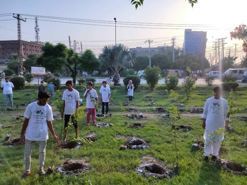 Plant4Pak's tweet photo. 60 seconds and a target of 50,000 plants. Today, under the PM @ImranKhanPTI tree planting campaign, thousands of school students in #Gujranwala along with their teachers will set a WORLD RECORD of planting 50,000 saplings in one minute.
#Plant4Pakistan21 https://t.co/fdPSiJxvrC