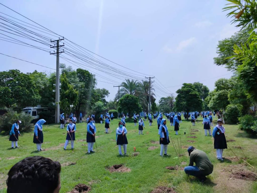 Plant4Pak's tweet photo. 60 seconds and a target of 50,000 plants. Today, under the PM @ImranKhanPTI tree planting campaign, thousands of school students in #Gujranwala along with their teachers will set a WORLD RECORD of planting 50,000 saplings in one minute.
#Plant4Pakistan21 https://t.co/fdPSiJxvrC