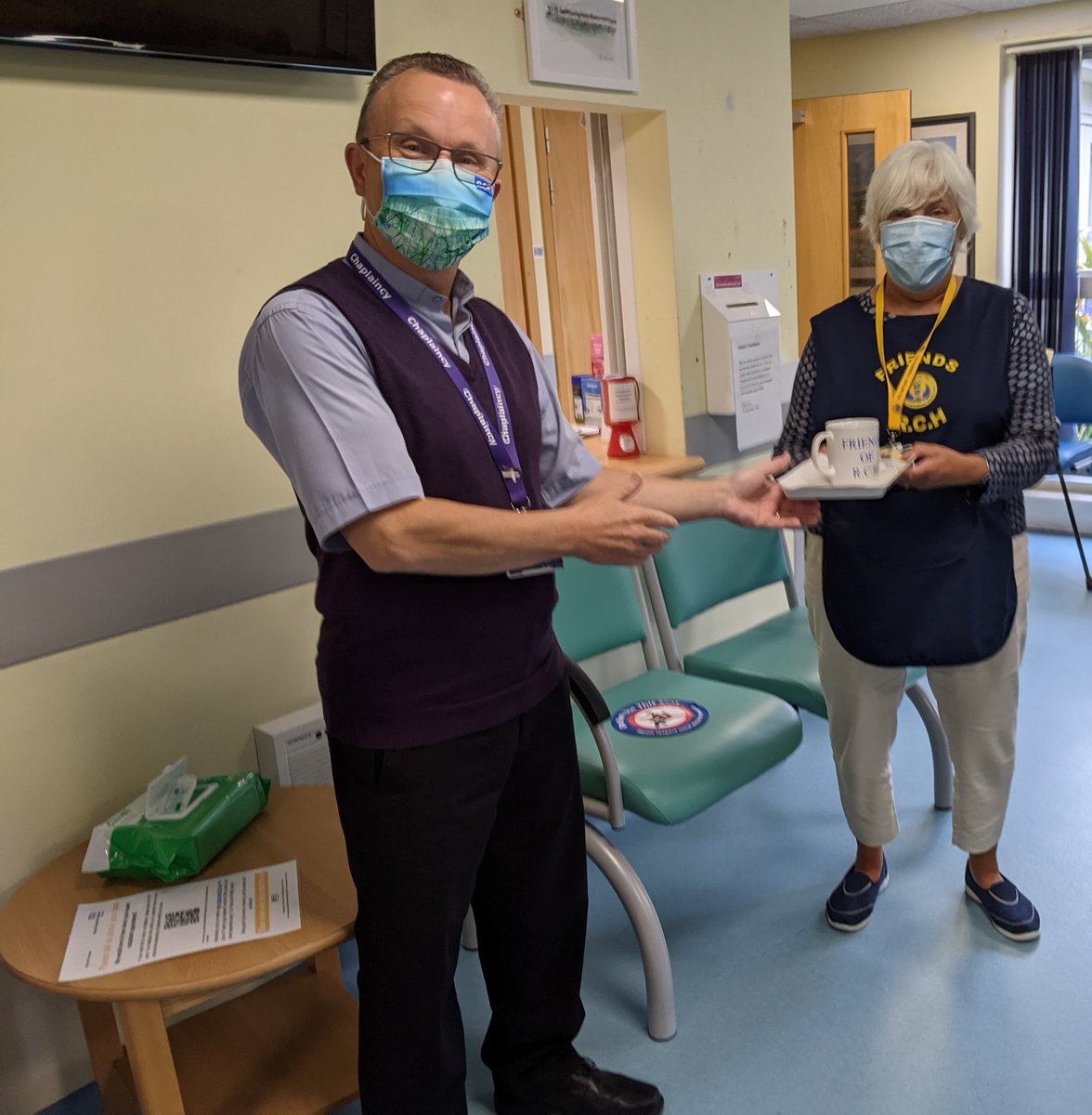 Mermaid Volunteer Refreshments are back!@RchtCancer  <a href="/ClaireDepChief/">Claire Martin 💙</a> Volunteer Kathy provides a welcome coffee for Mark #volunteers <a href="/ChaplaincyRcht/">RCHT Chaplaincy</a> <a href="/CaskeySarah/">Sarah Caskey</a> #RCHcommunications and staff and patients are enjoying a cuppa and biscuits