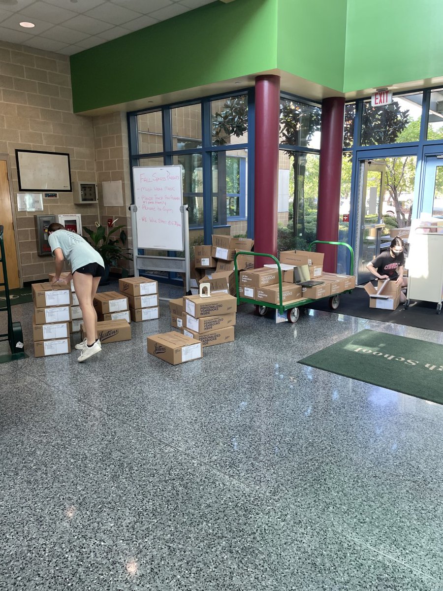 GHHStalon's tweet image. Getting close... see y&apos;all today from 10am - 3pm!! #editorsatwork #yearbook #finally