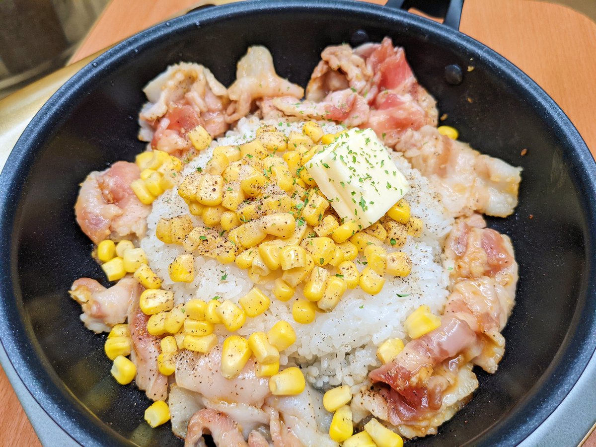 ハマごはん お手軽レシピ On Twitter フライパンで簡単 豚肉のペッパーライス 豚肉に 焼肉のタレ 生姜 にんにくを混ぜる フライパンにサラダ油小さじ1を入れ弱火でご飯をフライパンの中央に 豚肉をご飯の周りにのせる ご飯の上にコーン バター 塩