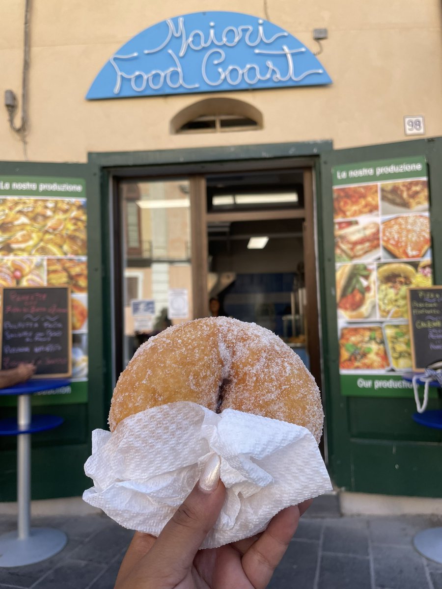 MajestyCatsy's tweet image. La Signora Rosanna, di una gentilezza UNICA, dice ch’è un po’ penalizzata perché i turisti non arrivano in fondo al corso tanto da comprare il suo cibo squisito perciò spera nelle recensioni di TripAdvisor.
Se fate un RT è gradito ma soprattutto meritato.

📍Maiori Food Coast