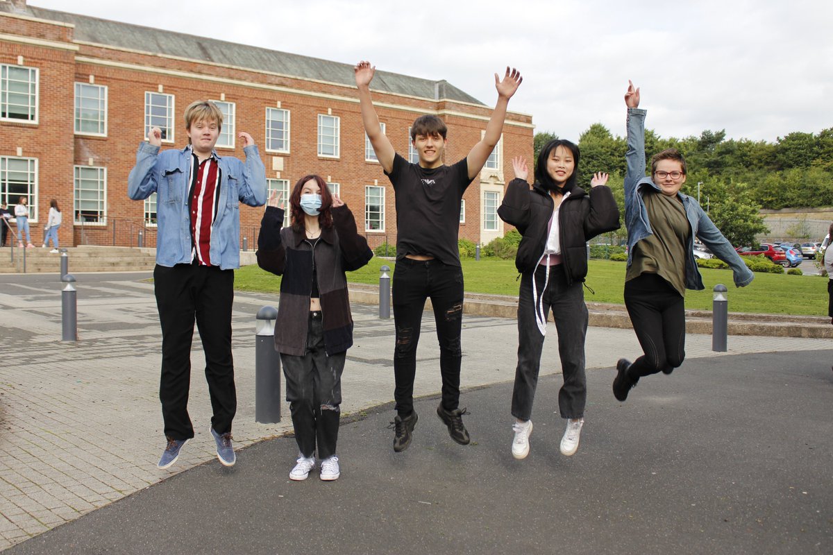 DarwenVale's tweet photo. Congratulations to Darwen Vale Class of 2021. Today has been filled with many smiles, and we wish you all the very best for the future and wish you all success in realising your dreams and aspirations.
#darwen #resultsday2021 #teamvale #dvhs https://t.co/ZeDCQXDPQk