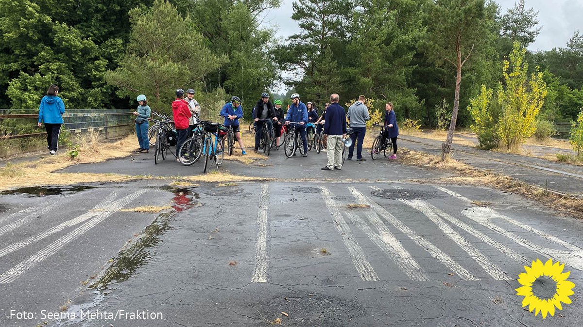 Dass der Berliner #Mauerweg erhalten wurde, verdanken wir Michael Cramer. Im Juni ist er mit uns auf dem Mauerweg von Lichterfelde Süd nach Potsdam gefahren; jetzt ist der mit dem <a href="/rbb24/">rbb|24</a> untwegs. Reinhören (Teil 1)📻➡ rbb-online.de/rbbkultur/radi… #60JahreMauerfall #Mauerstreifzüge