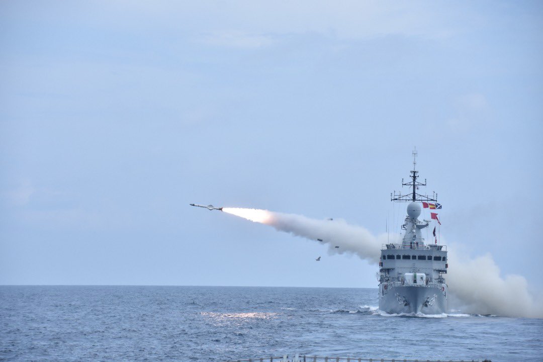 MPA_Barat's tweet photo. Bravo Zulu!

Penembakan Misil EXOCET MM40 &amp; EXOCET SM39 tepat mengenai sasaran dalam Eksesais Taming Sari 20/21 bukti sikap profesionalisme, keupayaan &amp; ketersediaan warga TLDM dalam mengendalikan aset pertahanan negara

@tldm_rasmi 
@reza_azeranil63 
@ARBA_My 
#Kebanggaan https://t.co/MfcNwgC8VK