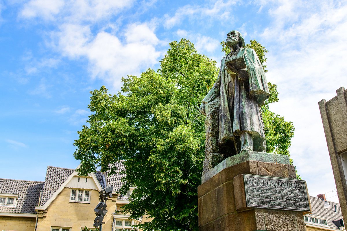 Vakantietip! Ontdek Pierre Cuypers en zijn geboortestad Roermond. Maak een stadswandeling door de historische binnenstad van Roermond en breng een bezoek aan het Cuypershuis. #hartvanlimburg #weareroermond #roermond #pierrecuypers #cuypershuis #hiermoetjezijn #limburg