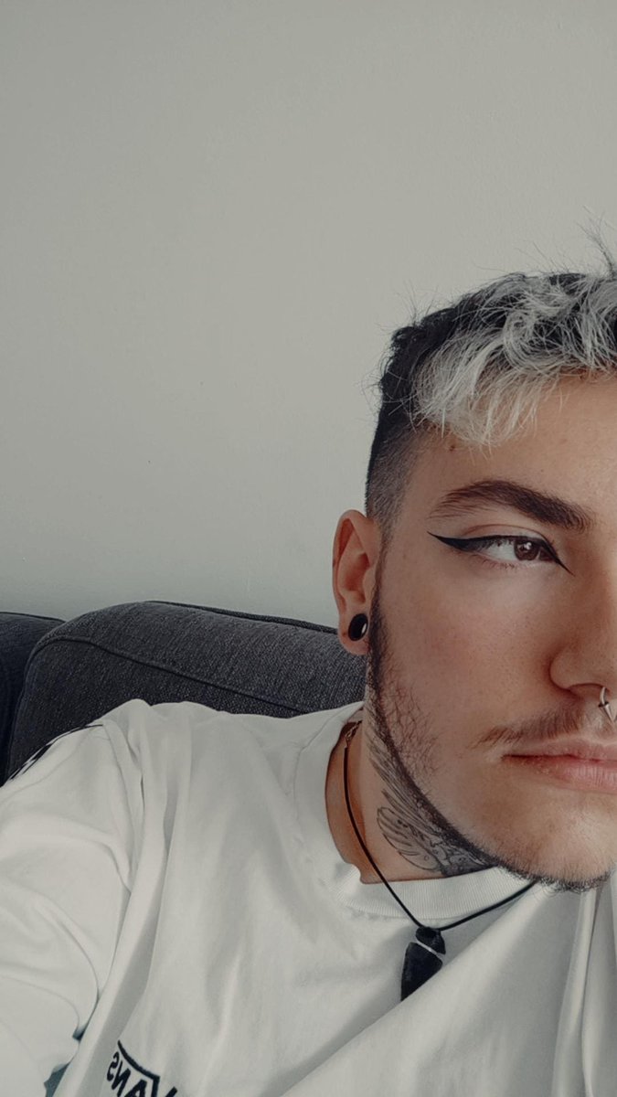 KyleLgr's tweet photo. Faut vraiment que j'apprenne à me makeup tout seul 😫
Cimer les potos qui me maquille (je vous aimes zebi) https://t.co/NRR9vQ6XWM