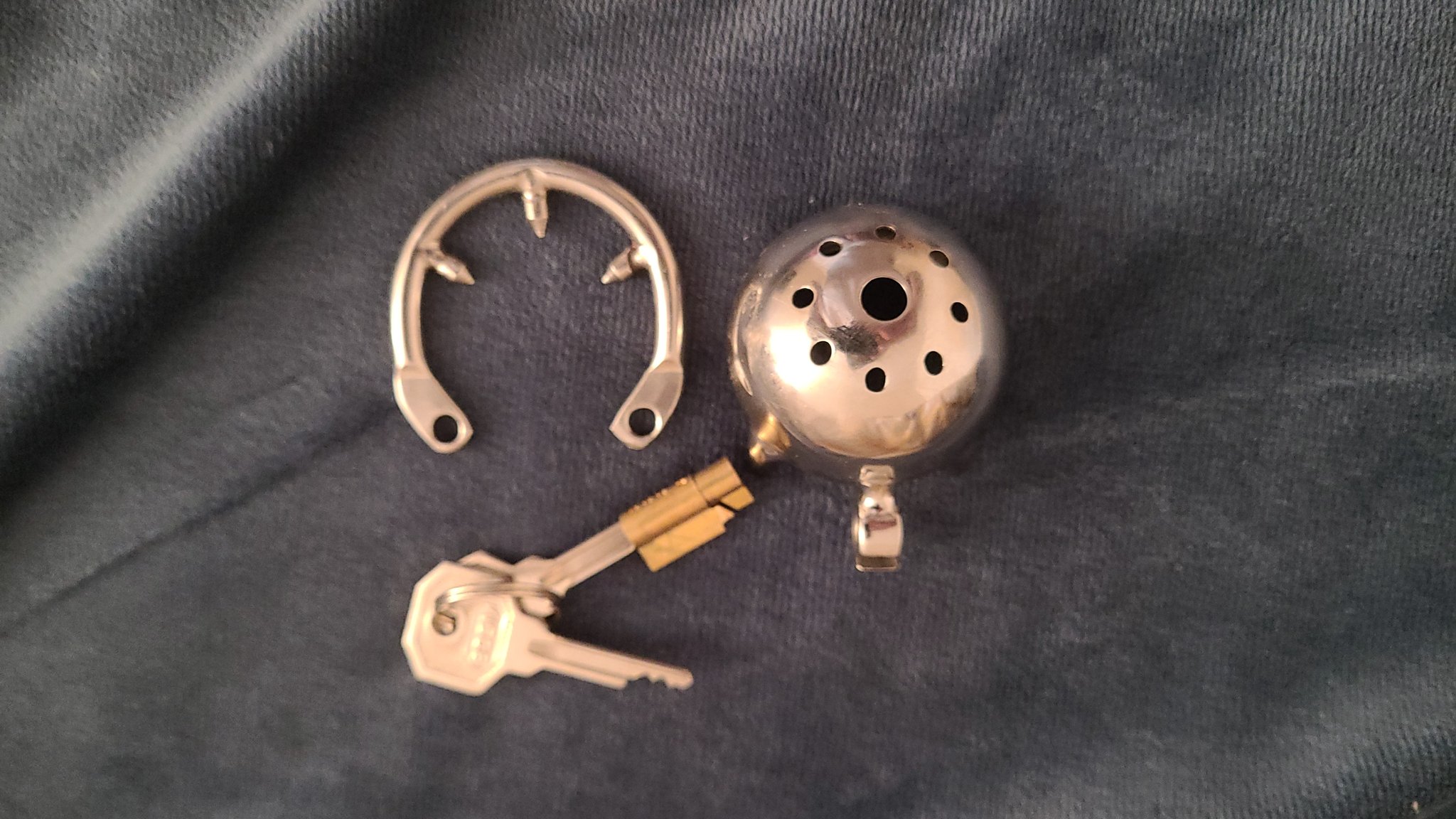 墨枫on X: 锅盖锁真的好舒服~ 来尝试一下长期锁这条每被点赞一次加一小时每转一次加两个小时， 评论加两小时， 关注加两小时，  另外如果点了赞可以来找我领图2的露点版本哦~ #伪娘#贞操锁