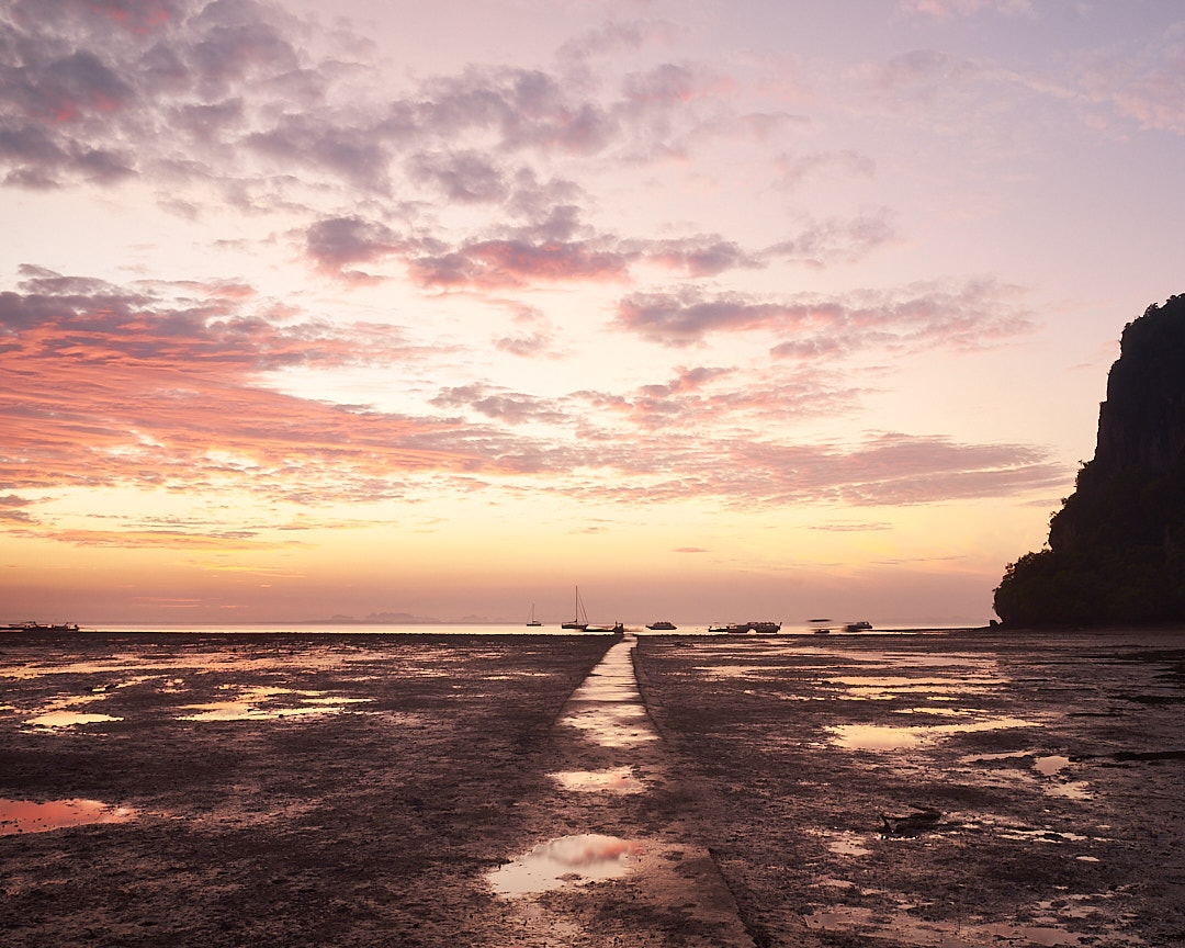 IvanOBPhoto's tweet photo. The dramatic gritty sandy landscape of Hat Rai Leh East beach at low tide at sunrise, Railey Bay, Thailand…follow me @IvanOBPhoto. #raileybeach #sunriseoftheday #sunrisephotography #krabithailand #krabi #thailandbeach #streetphotography #travelphotography #stockphoto #alamy https://t.co/SUMA93Vv7s