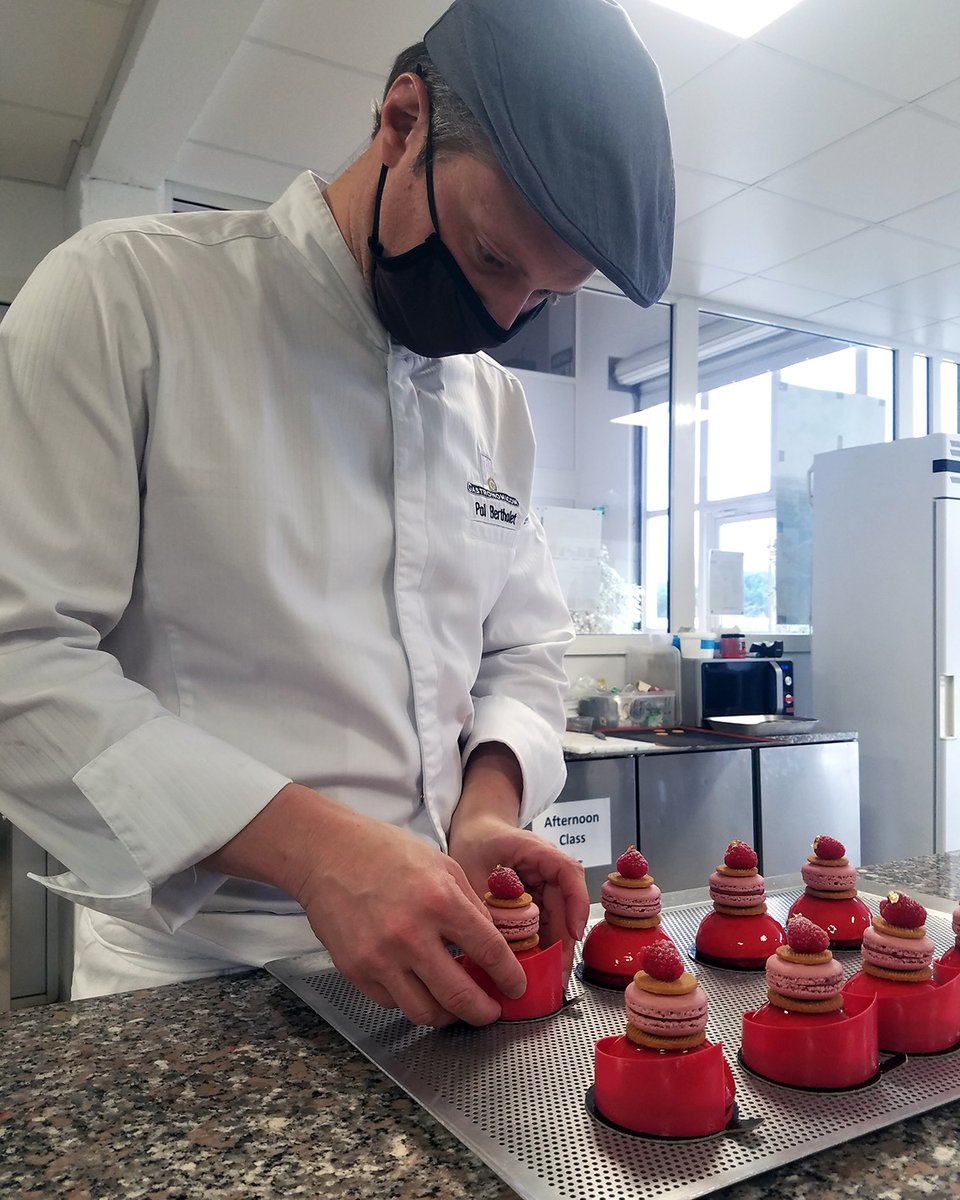 One of the specialties of our pastry teacher, Chef Pol Bertholet : the macaron cheesecake. So good! 
.
#gastronomicom #frenchculinary #frenchpastry #frenchpastryacademy #frenchpastrycourses #frenchpatisserie #bakingcourses #culinaryarts #pastrytraining #cheesecake