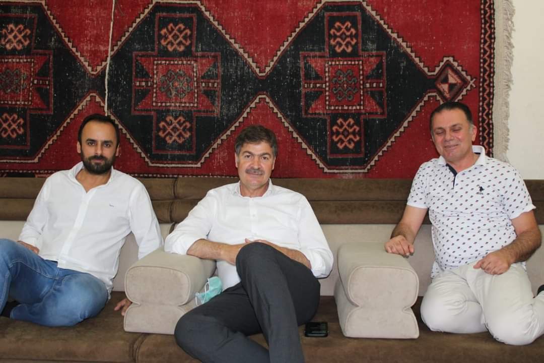 Mardin Milletvekilimiz çok kıymetli siyaset adamı Cengiz Demirkaya kurumumuzu ziyaret ederek bizi onurlandırdı
Vekilimize kurumumuz ile ilgili brifing vererek değerlendirmelerde bulunduk
Kıymetli vekilimize kurumunuza verdiği değer ve kıymetli fikirleri için teşekkür ederiz