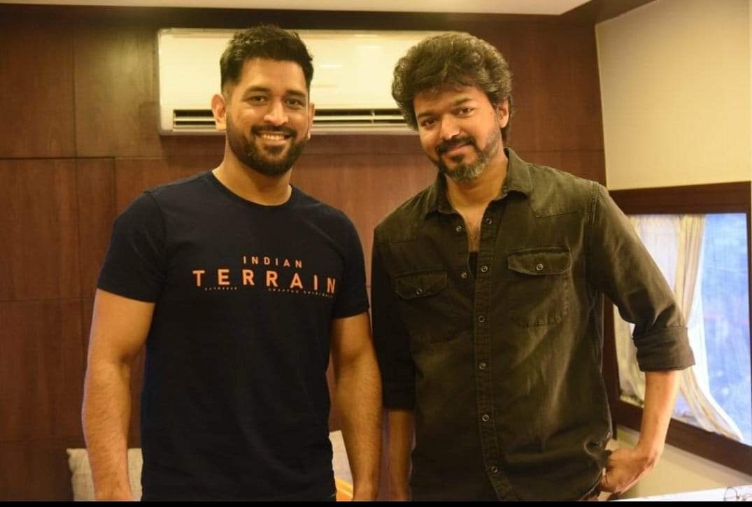 pakodapoint's tweet photo. #Viral_Clicks of #MS_Dhoni meet #Vijay 😊

#Dhoni #MSD https://t.co/lcFAdXgPpJ